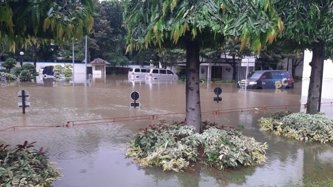 Kantor Direktorat Bea dan Cukai di Jakarta Timur kebanjiran, Minggu (23/2/2020). (Foto: Twitter/via TMCPoldaMetro)