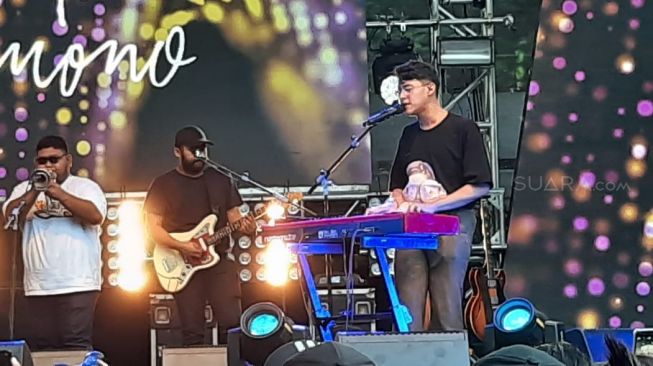 Ardhito Pramono di panggung Love Fest 2020. [Ismail/Suara.com]