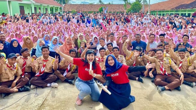 Sambutan meriah sebuah sekolah ketika dikunjungi Ria Ricis saat promo film Aku Tahu Kapan Kamu Mati. [dokumentasi pribadi]