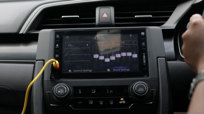 Layar sentuh 7 inci baru bagian sistem audio yang mendukung koneksi ponsel iOS maupun Android pada Honda Civic Hatchback RS. [Antara /Chairul Rohman]