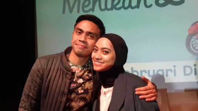  Ayudia Bing Slamet dan Suami usai gala premire film Teman Tapi Menikah 2 di Plaza Indonesia, Jakarta Pusat. (Suara.com/Yuliani)
