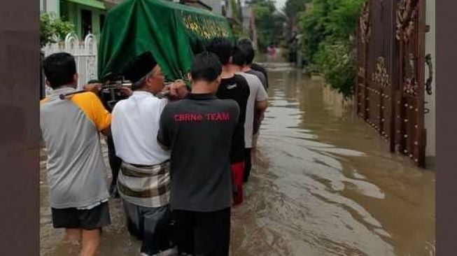 Banjir Jakarta Hari Ini Ikut Ganggu Prosesi Pemakaman Jenazah