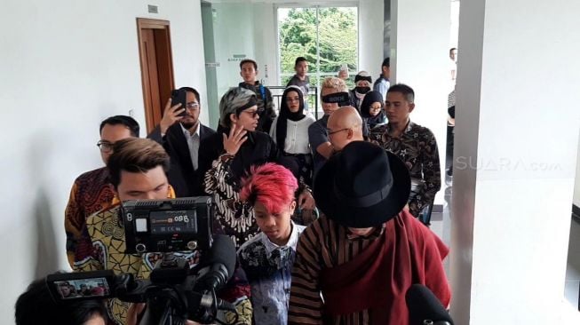 Gen Halilintar menjalani sidang gugatan hak cipta di PN Jakarta Pusat [Suara.com/Evi Ariska]