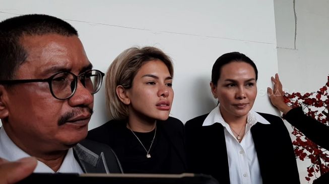 Nikita Mirzani didampingi pengacaranya, Fachmi Bachmid (kiri) dan sahabat, Fitri Salhuteru (kanan) di Pengadilan Negeri Jakarta Selatan, Senin (24/2/2020). [Yuliani/Suara.com]