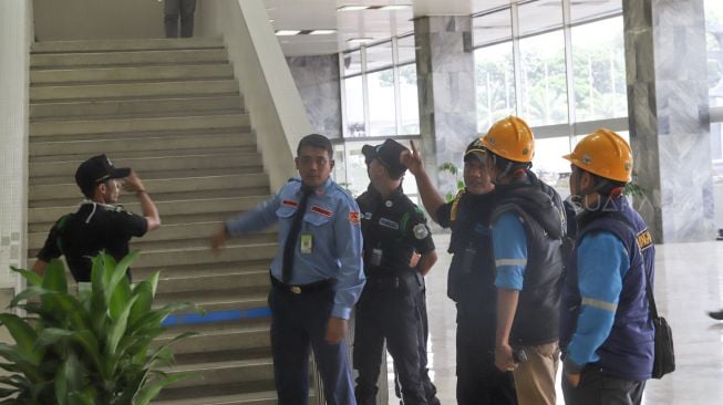 Pemadan kebakaran meninjau Gedung Nusantara III DPR RI, Jakarta, Senin (24/2). [Suara.com/Alfian Winanto]