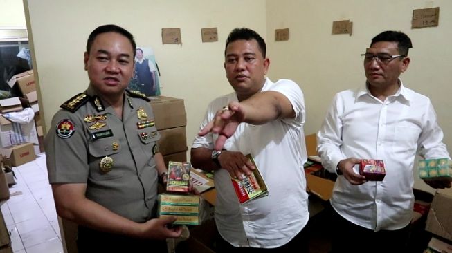 cafe instagramable di surabaya timur Beromzet Rp 15 Juta Polisi Gerebek Pabrik Obat Kuat 