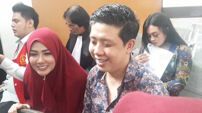 Rey Utami dan Pablo Benua kembali menjalani sidang kasus "Ikan Asin" di PN Jakarta Pusat, Senin (24/2/2020). [Yuliani/Suara.com]