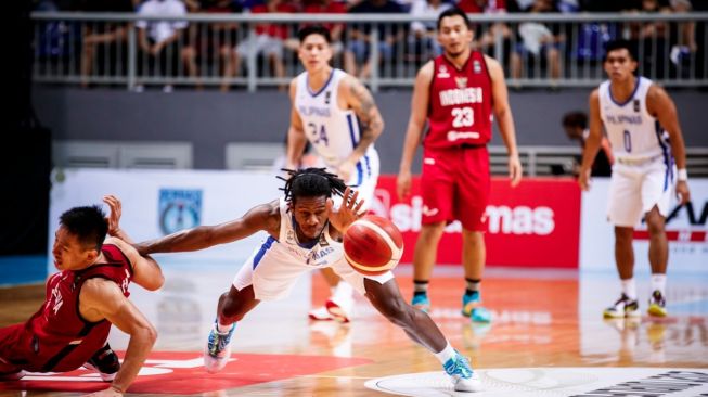 Shooting guard Timnas Basket Indonesia, Abraham Damar Grahita, terjatuh usai berebut bola dengan guard Filipina, Jaymar Perez, dalam laga Grup A Kualifikasi FIBA Asia Cup 2021 di Britama Arena, Kelapa Gading, Jakarta Utara, Minggu (23/2/2020) malam. [Dok. FIBA]