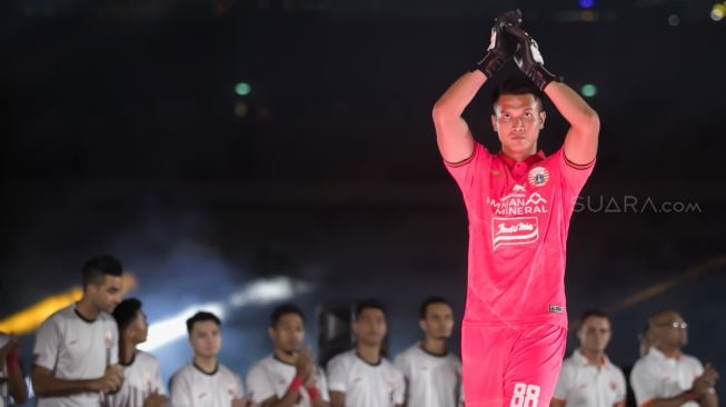 Penjaga gawang Persija Jakarta, Shahar Ginanjar saat mengenakan Jersey baru Persija Musim 2020 di Stadion Gelora Bung Karno, Jakarta Pusat, Minggu (23/02). [Suara.com/Alfian Winanto]
