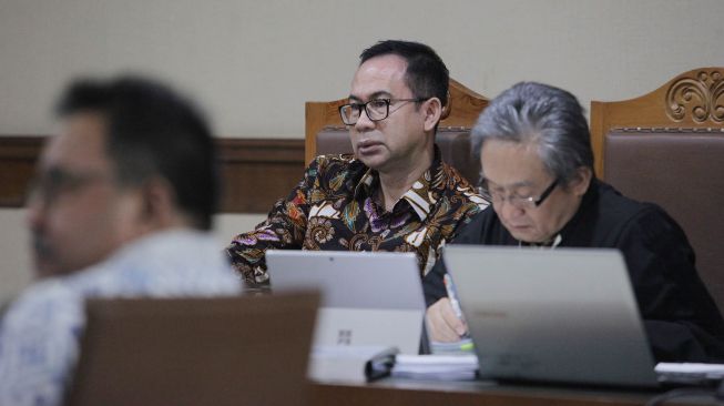 Terdakwa kasus tindak pidana pencucian uang dan korupsi Tubagus Chaeri Wardana alias Wawan (tengah) menjalani sidang lanjutan di Pengadilan Tipikor, Jakarta, Senin (24/2).  [ANTARA FOTO/Reno Esnir]