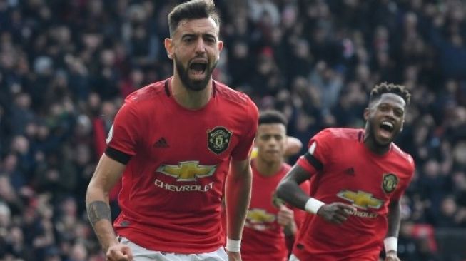 Gelandang Manchester United Bruno Fernandes merayakan golnya ke gawang Watford dalam lanjutan Liga Inggris di Old Trafford.  Paul ELLIS / AFP