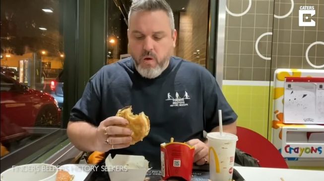 Matt Nadin mengonsumsi burger Mcdonalds kedaluwarsa (YouTube/Caters Video)