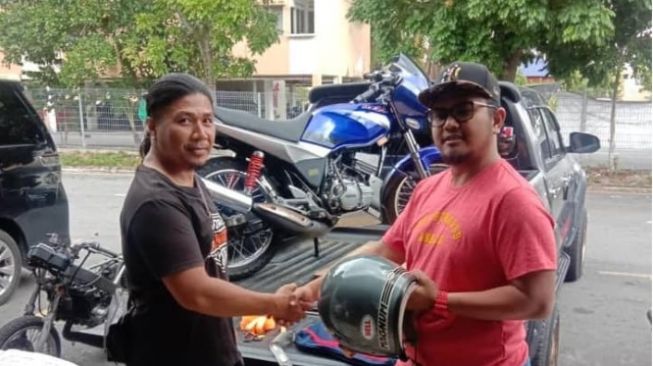 Bikin Melongo! Pria Ini Tukar Motor Yamaha Hanya Demi Dapatkan Helm