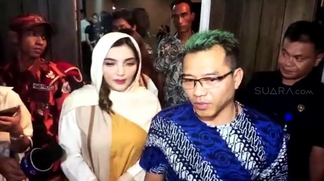 Anang Hermansyah dan Ashanty menghadiri acara tujuh harian Ashraf Sinclair di kawasan Pejaten Barat, Jakarta Selatan, Senin (24/2/2020) malam. [Herwanto/Suara.com]