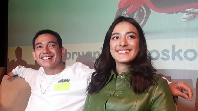 Adipati Dolken dan Mawar de Jongh Terganggu Banjir di Jakarta