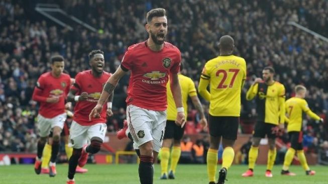 Selebrasi gelandang Manchester United, Bruno Fernandes usai cetak gol ke gawang Watford. (PAUL ELLIS / AFP)