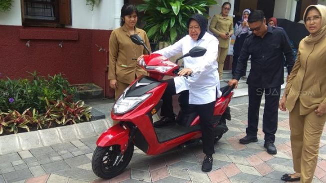 Kerja Bakti dan Meninjau Lokasi, Wali Kota Tri Rismaharini Gunakan KBL