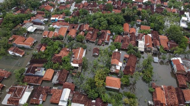 Foto udara kondisi wilayah Pekalongan terdampak banjir di Pekalongan, Jawa Tengah, Senin (24/2).   [ANTARA FOTO/Harviyan Perdana Putra]