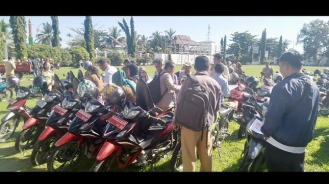 BPK Cek Fisik Mobil dan Sepeda Motor Dinas Pemkab Barsel