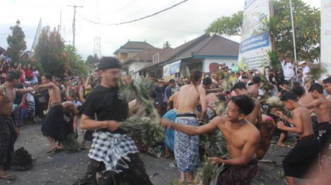 Ritual Perang Sarang di Karangasem, Simbol Perlawanan Untuk Kekuatan Jahat