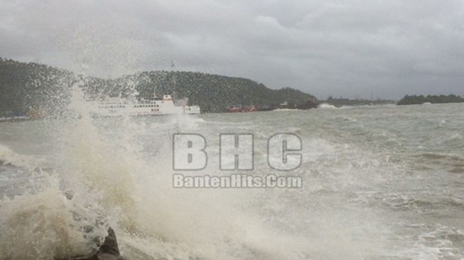 Waspada! Gelombang di Laut Pandeglang Sedang Tinggi Tembus 2 Meter