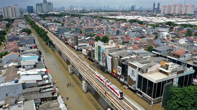 Banjir menerjang Jalan Boulevard Raya, Kelapa Gading, Jakarta Utara, Minggu (23/2/2020). [ANTARA FOTO/Sigid Kurniawan]