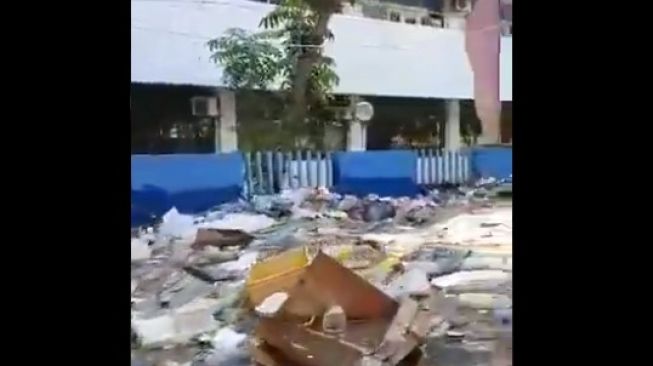 Penampakan Banjir Bak Lautan Sampah di Pulo Gadung yang Menjijikkan