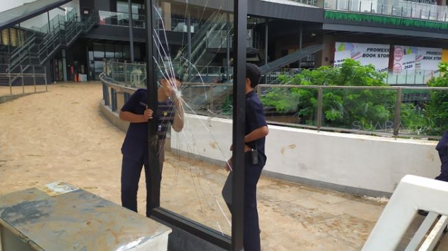 Sejumlah warga Cakung Jakarta Timur menggeruduk Kantor Pemasaran AEON Mall, Jakarta Garden City (JGC), Selasa (25/2/2020). Aksi tersebut dilakukan lantaran bangun mall tersebut diduga menjadi penyebab terjadinya banjir. [Suara.com/Stephanus Aranditio]