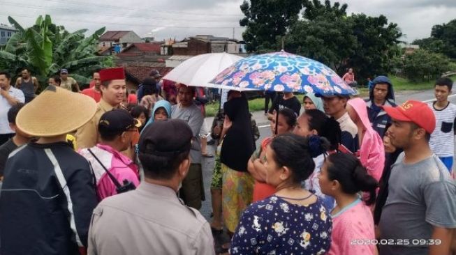 Banjir, Warga Tangerang Blokir Jalan Tol Tangerang - Jakarta