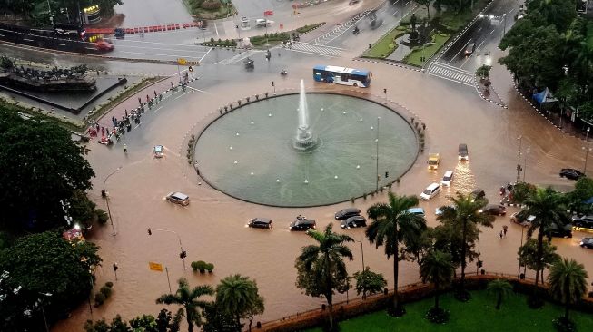 Banjir Jakarta Selasa Malam: 236 RW Tergenang, 74  Jalan Tak Bisa Dilalui