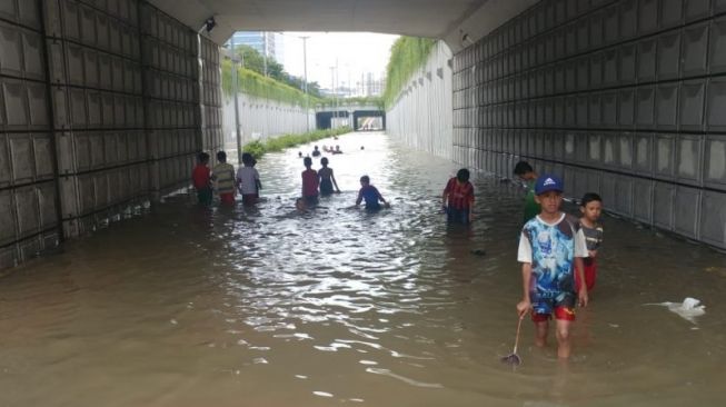 Banjir Jakarta Selasa Sore: 294 RW Terendam Banjir, Tiga Pintu Air Siaga 1