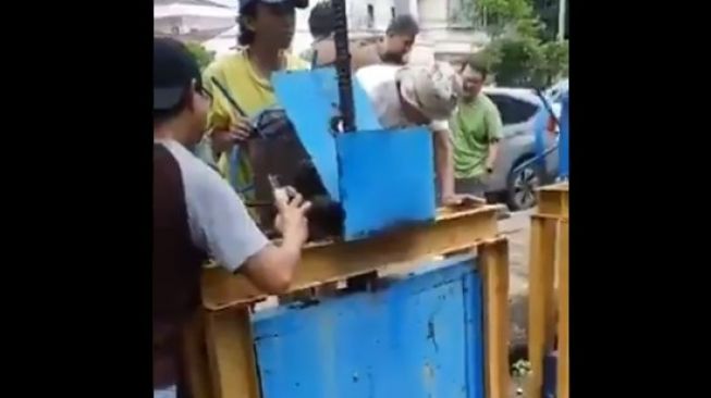 Antisipasi Banjir, Viral Video Warga Pluit Perbaiki Sendiri Pintu Air