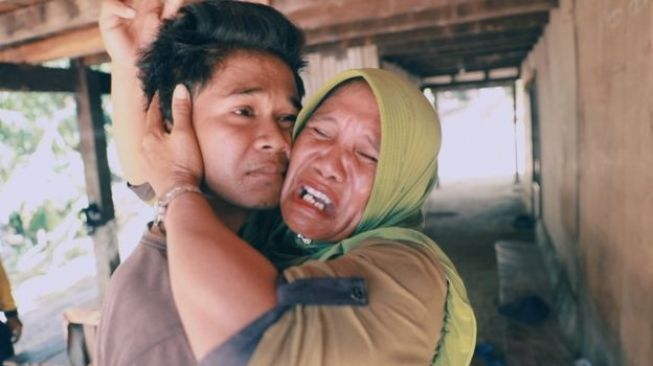Pertemuan Iwan dan ibunya, Hana. (BBC Indonesia)