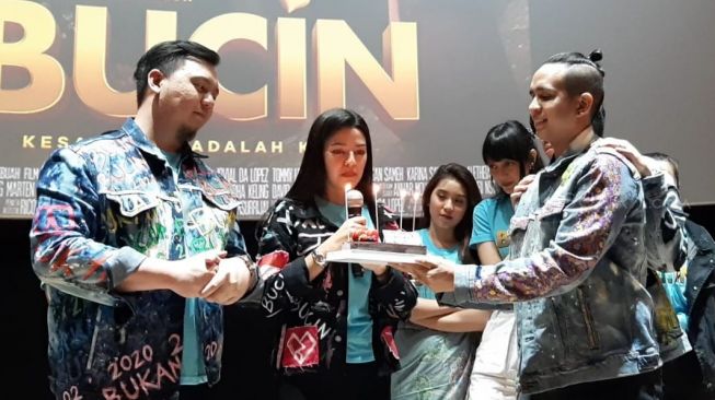 Susan Sameh mendapat kejutan ultah yang ke-23, dari para pendukung film Bucin. [Evi Ariska/Suara.com]