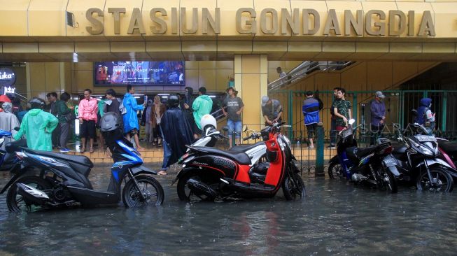 Suasana di Stasiun Gondangdia, Jakarta, Selasa (25/2).  [Suara.com/Oke Atmaja]
