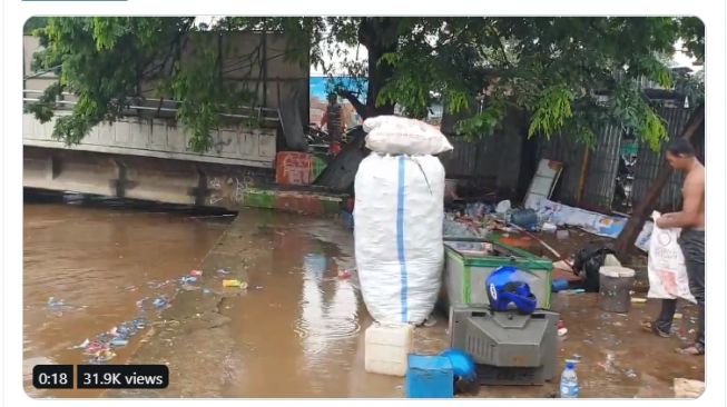 Pemuda ini membuang sampah plastik ke Pintu Air Manggarai pada Selasa pagi (25/02/2020).