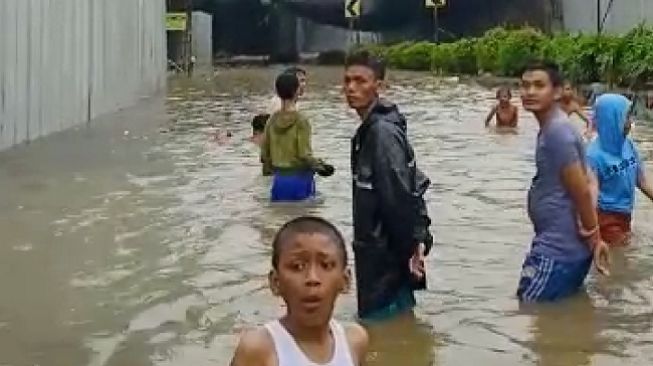 Sempat Dimatikan karena Banjir, Gardu Listrik Jadetabek Sudah Menyala