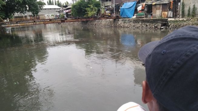 Curiga Plastik Hitam Bergerak-gerak di Pinggir Kali, Ternyata Isinya Bayi Kondisi Kepala Berdarah