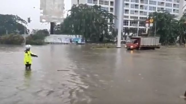 Banjir di Jalan Perintis Kemerdekaan, Jakarta Timur (Twitter/TMCPoldaMetro)