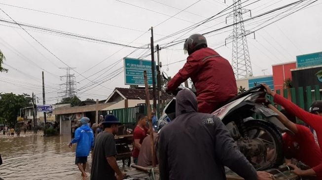 Akses Menuju Stasiun Bekasi Banjir, Warga Sewa Gerobak