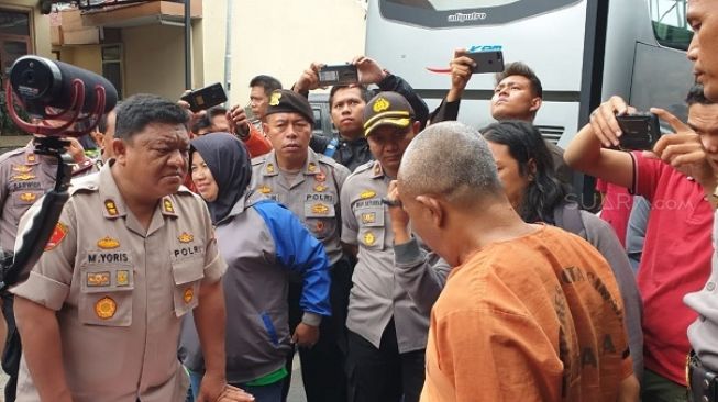 Supriyadi alias Eyang Anom, tersangka kasus pemerkosaan dua anak tiri di Bandung, Jabar. (Suara.com/Cesar Yudistira).