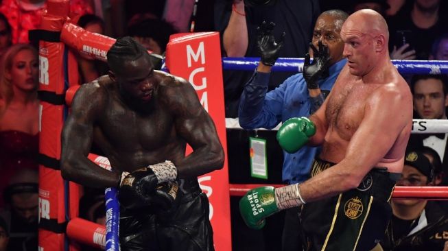 Petinju AS Deontay Wilder (kiri) saat menghadapi penantangnya dari Inggris, Tyson Fury (kanan), dalam pertarungan kejuaraan tinju dunia kelas berat WBC di MGM Grand Garden Arena, Las Vegas, Sabtu (22/2/2020). [AFP/Mark Ralston]