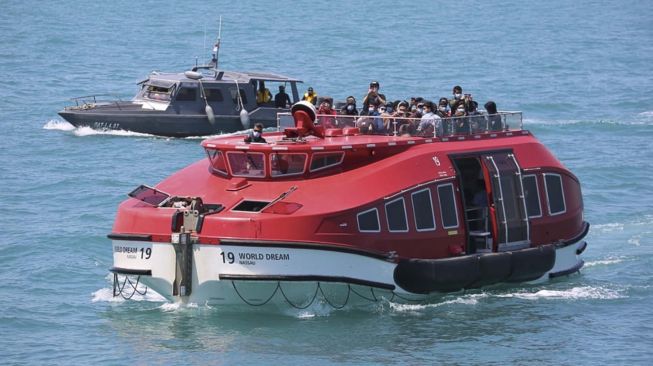 Puluhan WNI kru kapal World Dream naik kapal untuk dipindahkan ke KRI dr Soeharso yang difasilitasi TNI AL, di Selat Durian Kepulauan Riau, Rabu (26/2).  [ANTARA FOTO]