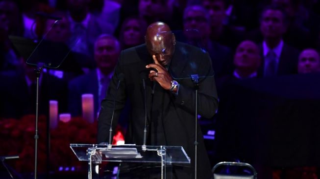 Legenda NBA Michael Jordan menyampaikan sambutan dalam memorial Kobe Bryant yang diadakan di Staples Center, Los Angeles, Senin (23/2/2020) malam waktu setempat. [AFP/Frederic J. Brown]