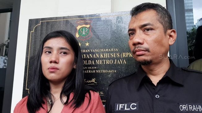 Miki Soesanti  dan kuasa hukumnya, Ori Rahman [Suara.com/Yuliani]