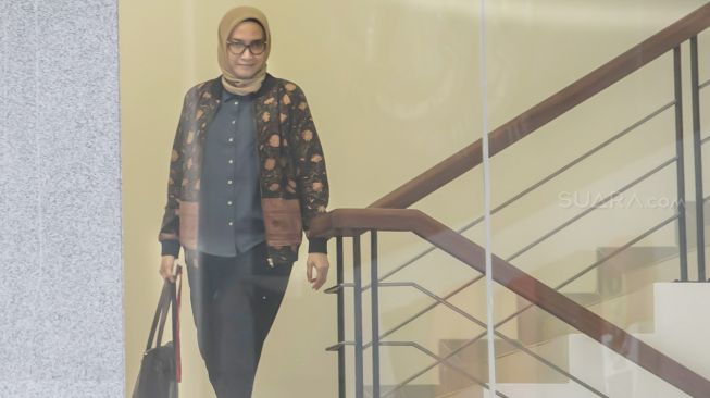 Komisioner KPU Evi Novida usai menjalani pemeriksaan di Gedung KPK, Jakarta, Rabu (26/02).  [Suara.com/Alfian Winanto]