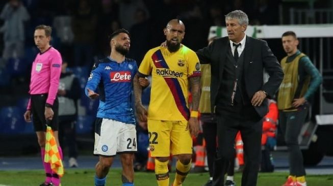 Quique Setien saat mendampingi Barcelona melawan Napoli di Liga Champions. (CARLO HERMANN / AFP)