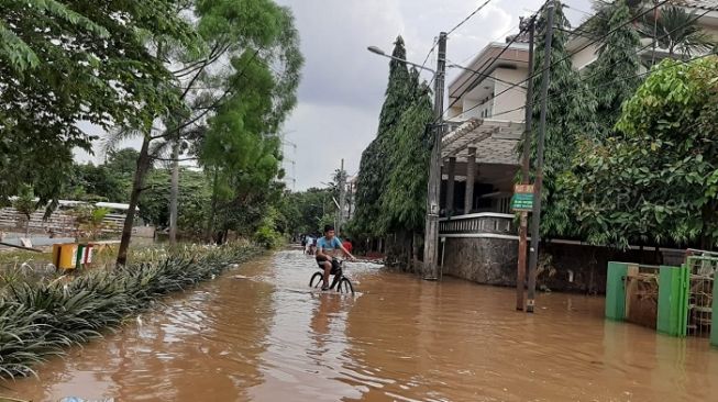 Penampakan banjir yang mulai surut di kawasan Perumahan Bumi Nasio Indah, Jati Asih, Bekasi. (Suara.com/Ummi HS).