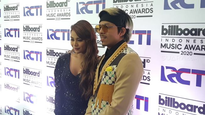 Atta Halilintar dan Aurel Hermansyah di ajang Billboard Music Awards 2020. [Ismail/Suara.com]