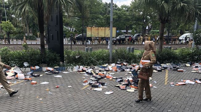 Panen Kecaman! Viral Foto Sampah Berserakan Usai Pertemuan Lurah se-Jatim